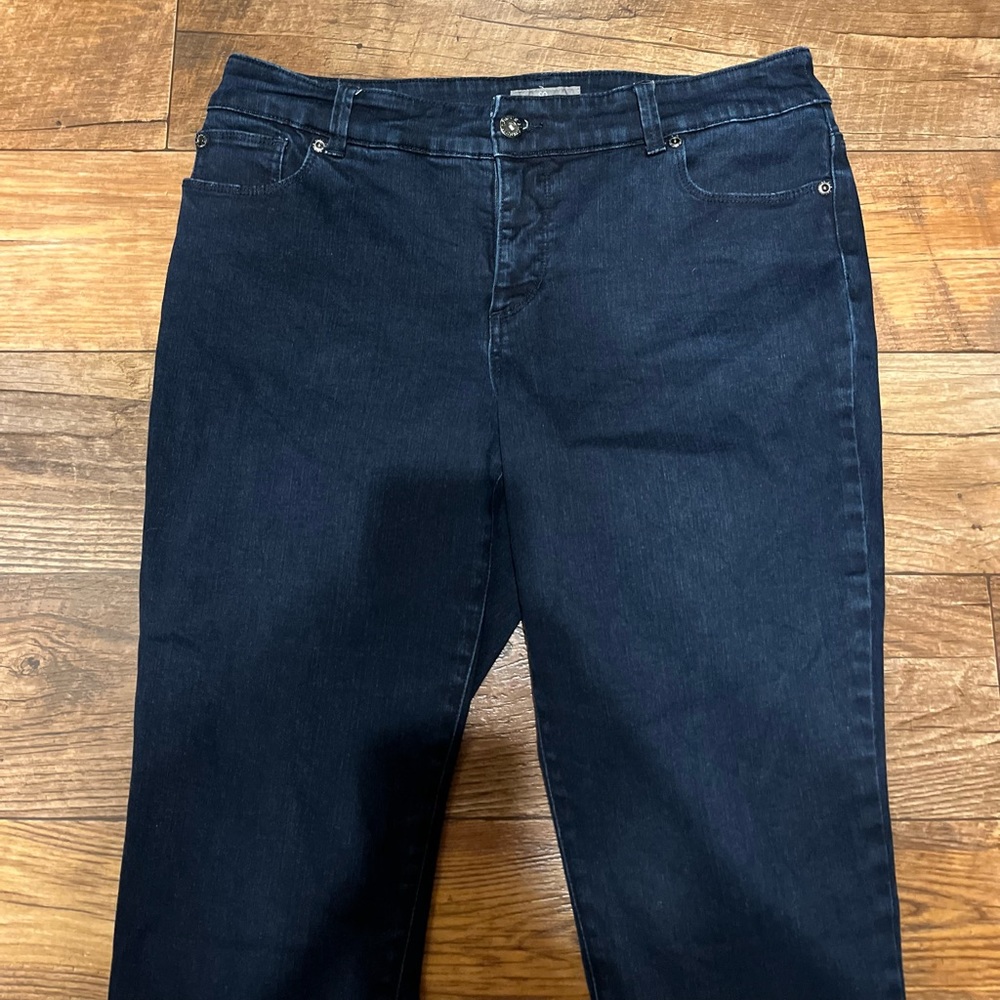 🥳HP🥳 LIKE NEW - CHICO'S SO SLIMMING JEAN CAPRIS - DARK WASH - Picture 2 of 7